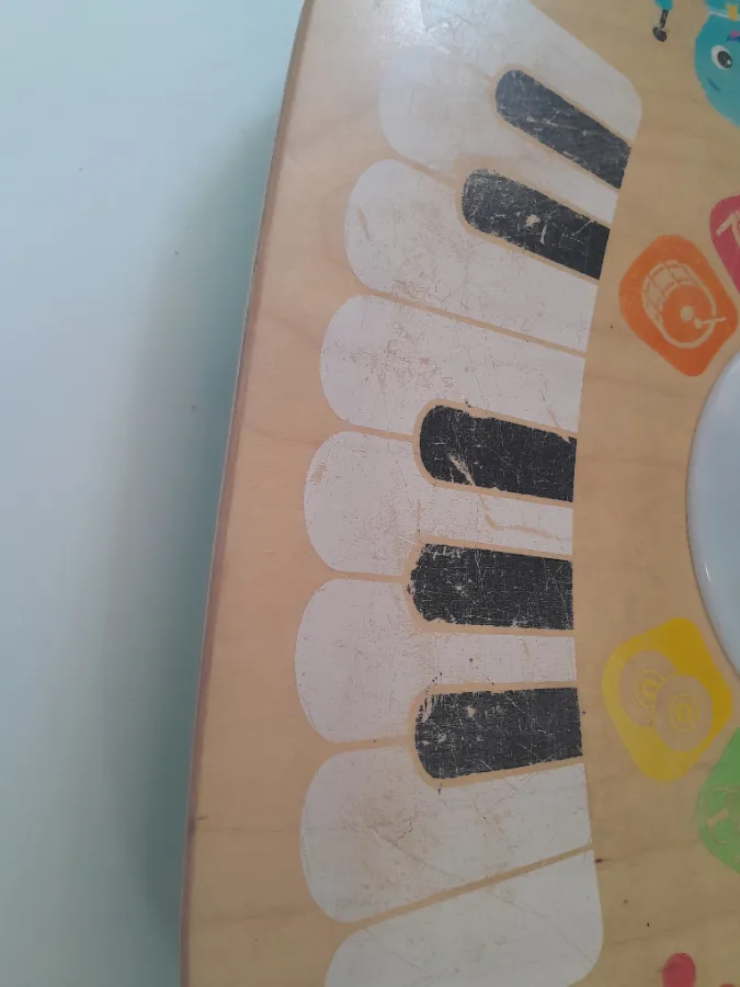 Teclas do teclado  estão com desgaste aparentemente na pintura.