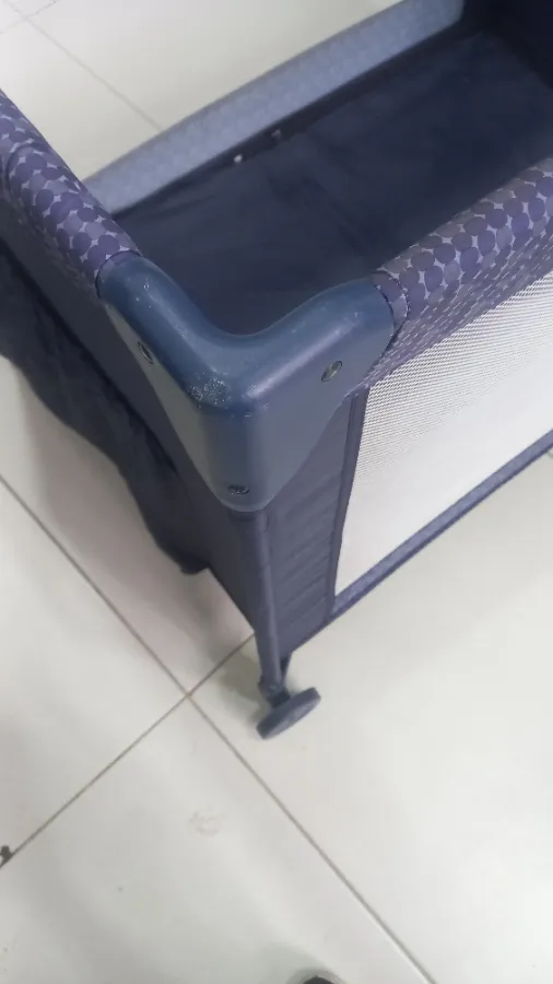 Berço com marcas de uso