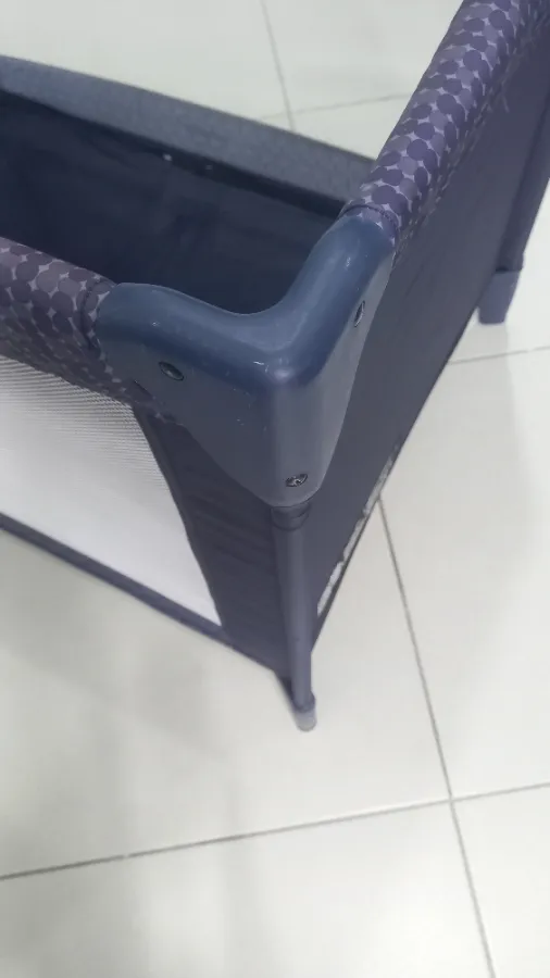 Berço com marcas de uso