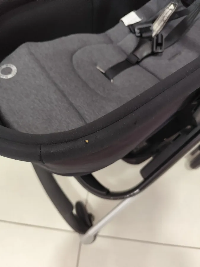 Moisés com pequenos furos no tecido