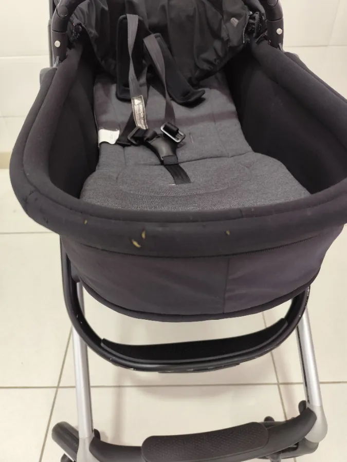 Moisés com pequenos furos no tecido