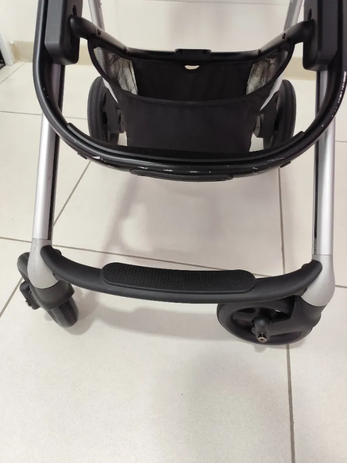 Estrutura  com pequenas marcas de arranhões