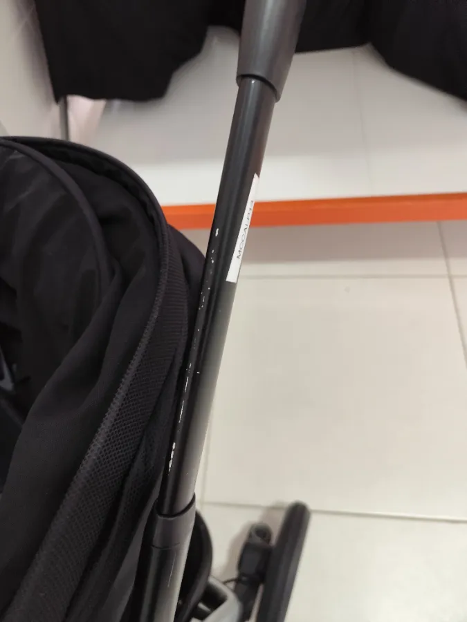 Estrutura  com pequenas marcas de arranhões