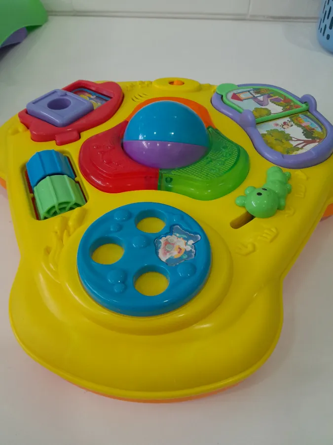 Mesa com pequenas  marcas de uso