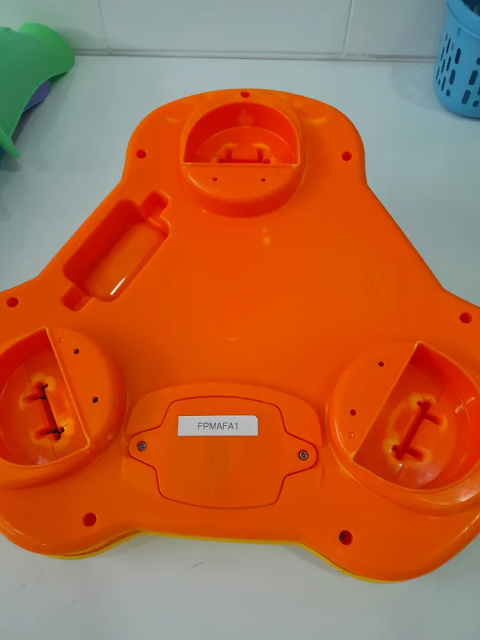 Mesa com pequenas  marcas de uso