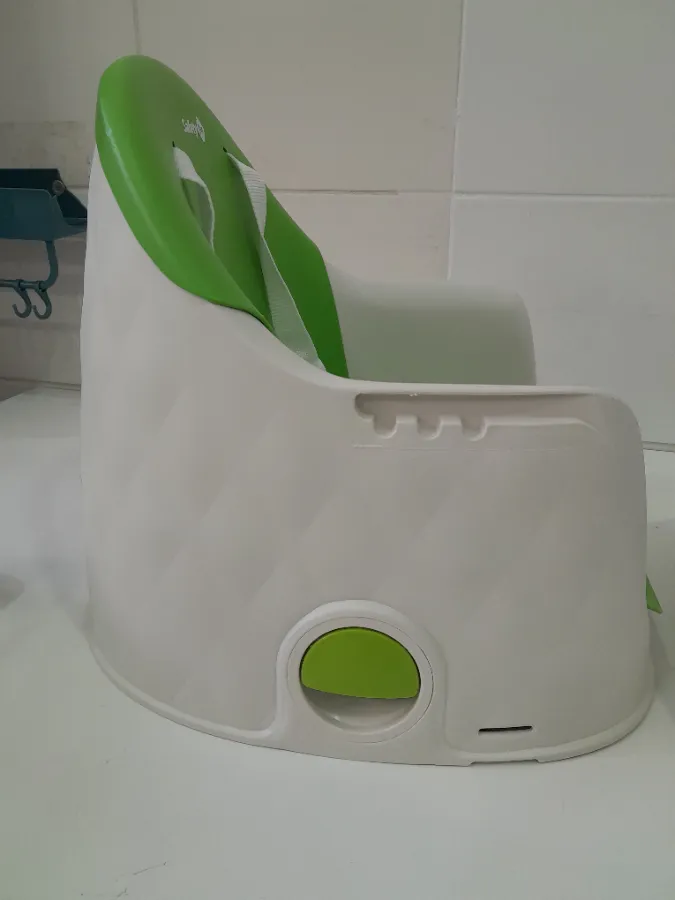 Assento em perfeito estado, com pequenas marcas de uso