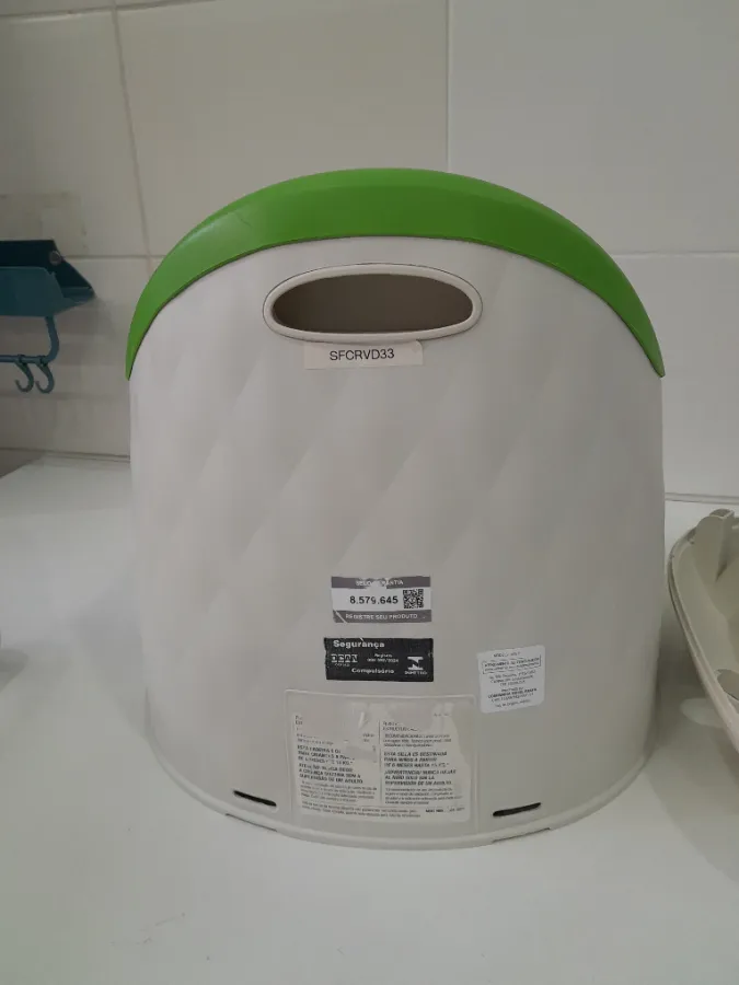 Assento em perfeito estado, com pequenas marcas de uso
