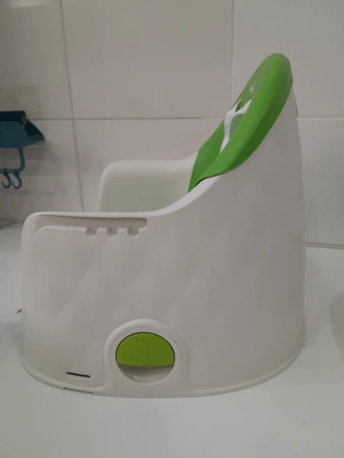 Assento em perfeito estado, com pequenas marcas de uso