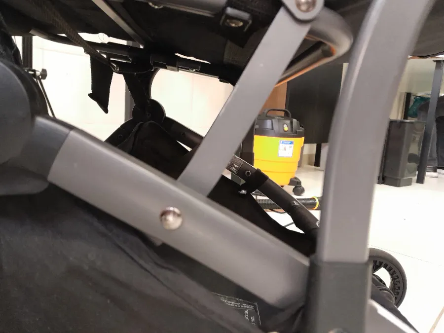 Estrutura metálica com pequenos arranhões de uso Estrutura metálica com pequenos arranhões de uso