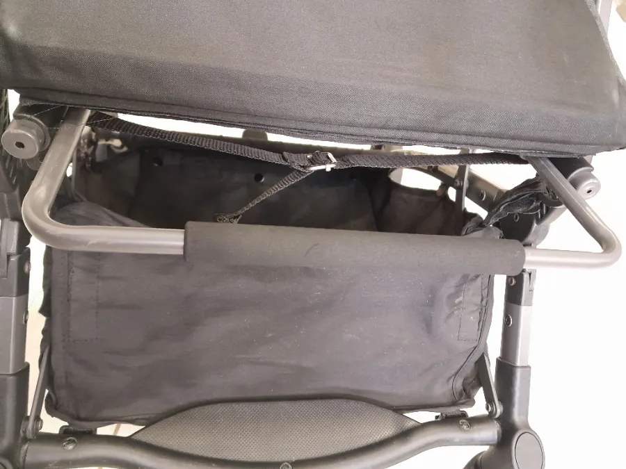 Estrutura metálica com pequenos arranhões de uso Estrutura metálica com pequenos arranhões de uso