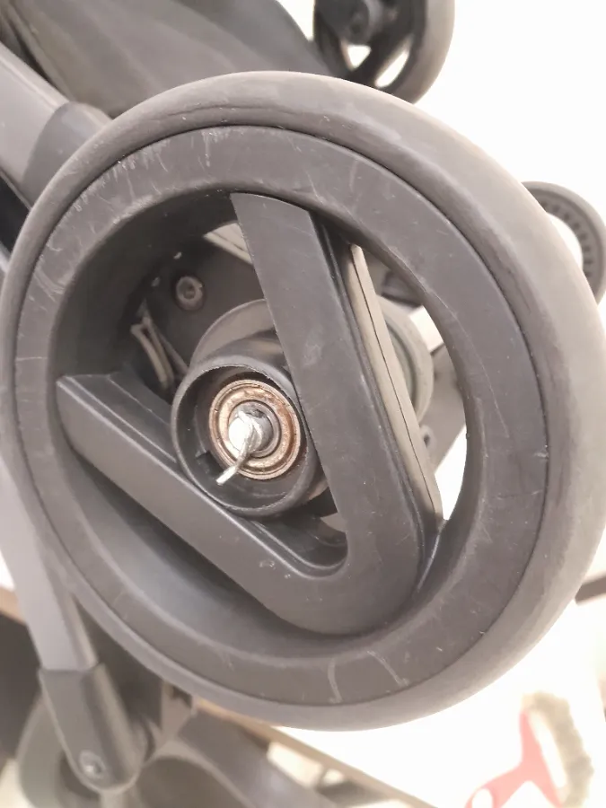 Não inclui a tampa da roda traseira do lado direito Não inclui a tampa da roda traseira do lado direito