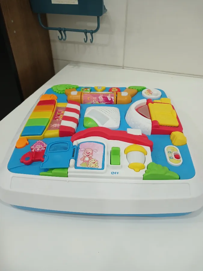 Mesa com pequenas marcas de uso Mesa com pequenas marcas de uso