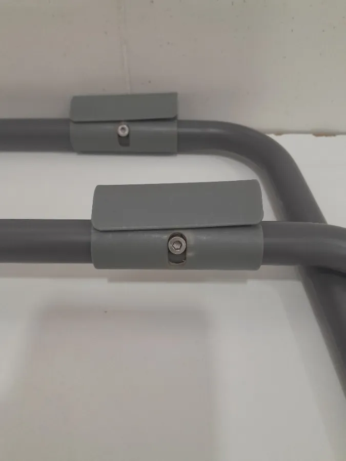 Estrutura com pequenas marcas de arranhões e ferrugens Estrutura com pequenas marcas de arranhões e ferrugens