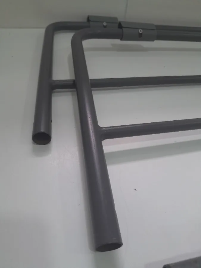 Estrutura com pequenas marcas de arranhões e ferrugens Estrutura com pequenas marcas de arranhões e ferrugens