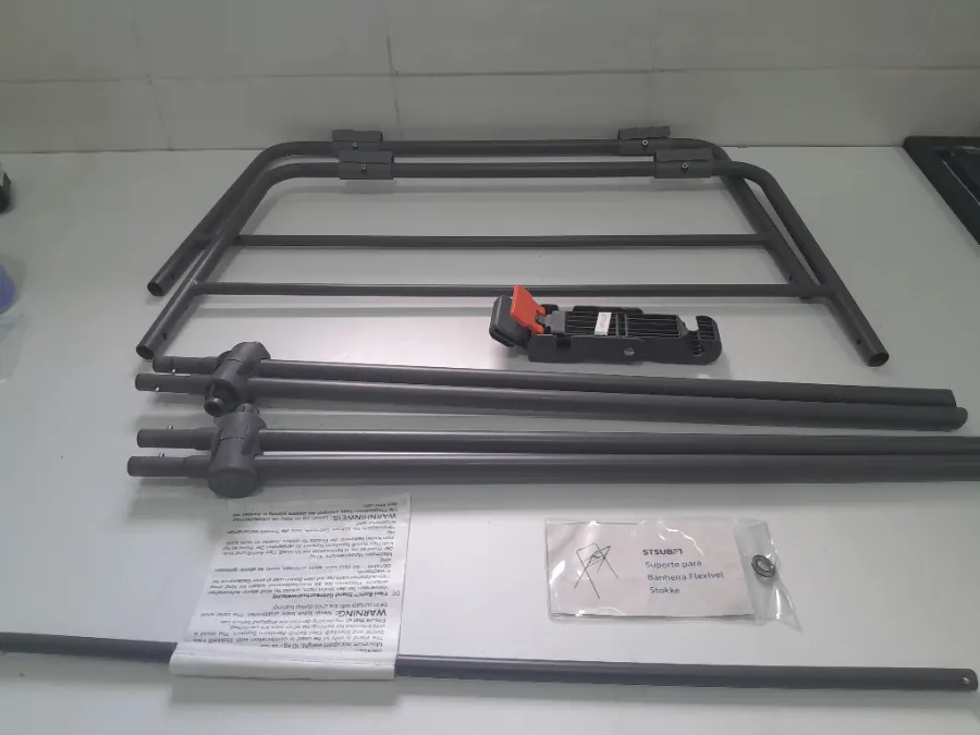 Estrutura com pequenas marcas de arranhões e ferrugens Estrutura com pequenas marcas de arranhões e ferrugens