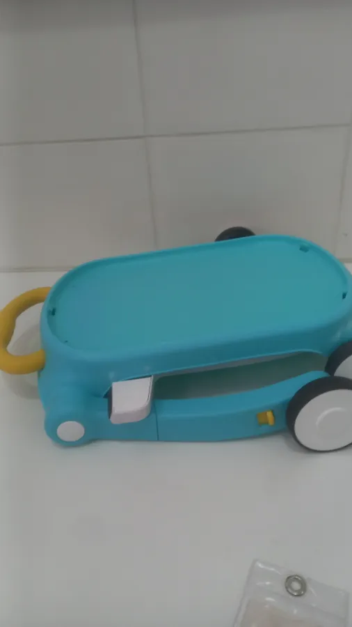 Base do andador esta com pequenas marcas de uso