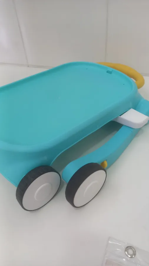 Base do andador esta com pequenas marcas de uso