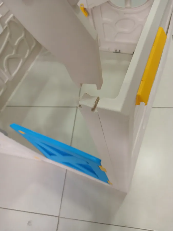 Trava próximo à porta está quebrada, mas não interfere no uso