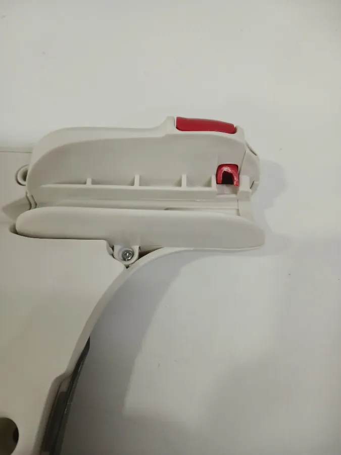 trava da bandeja com avaria , porém está travando a bandeija . trava da bandeja com avaria , porém está travando a bandeija .