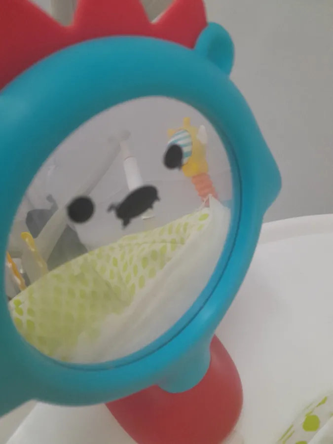 Brinquedos de encaixe  com pequenas marcas de uso