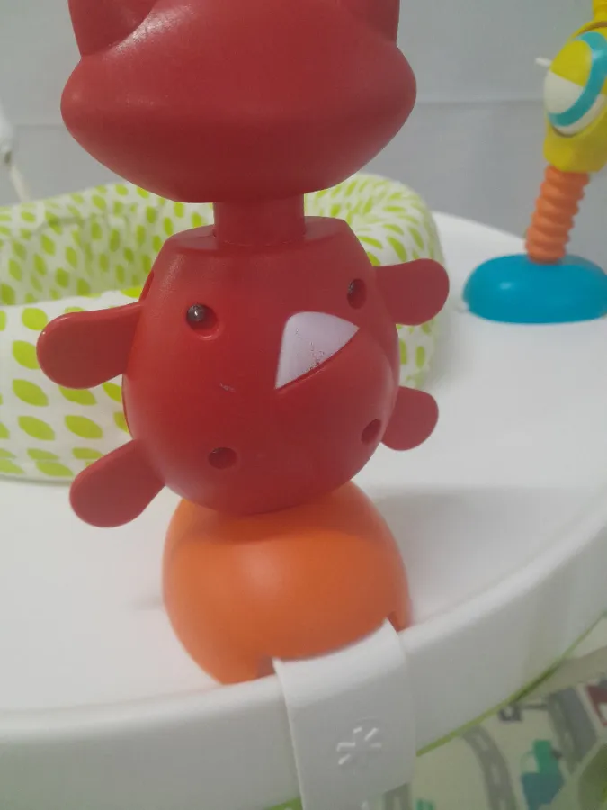 Brinquedos com pequenas marcas de uso