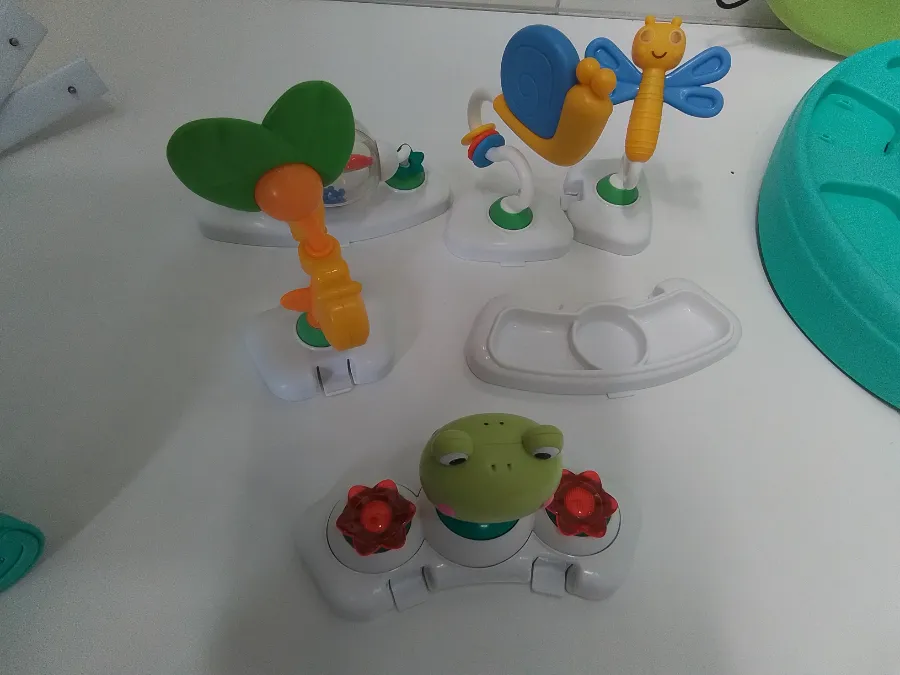 Brinquedos de encaixe da base meio amarelados