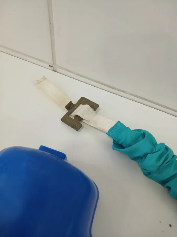 Encaixe das pernas laterais enferrujadas