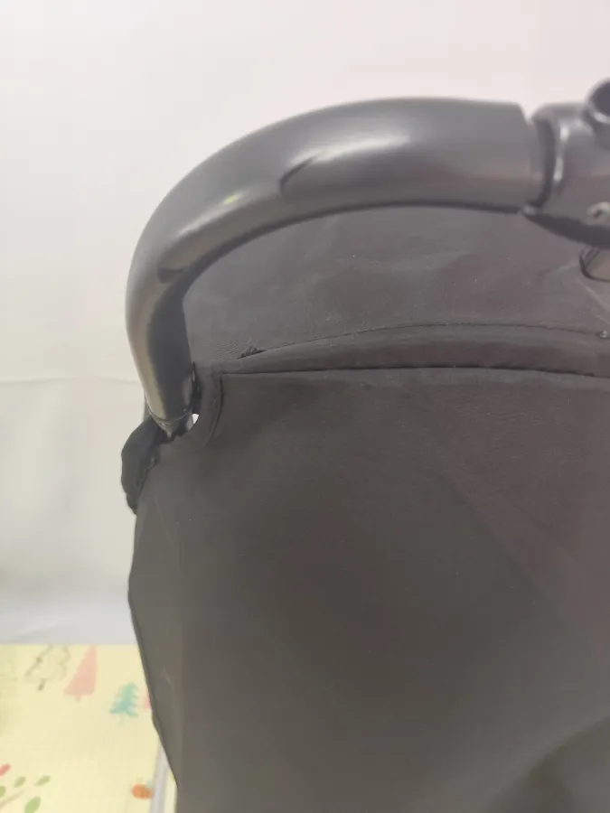 Manopla com uma pequeno rasgo na borracha protetora