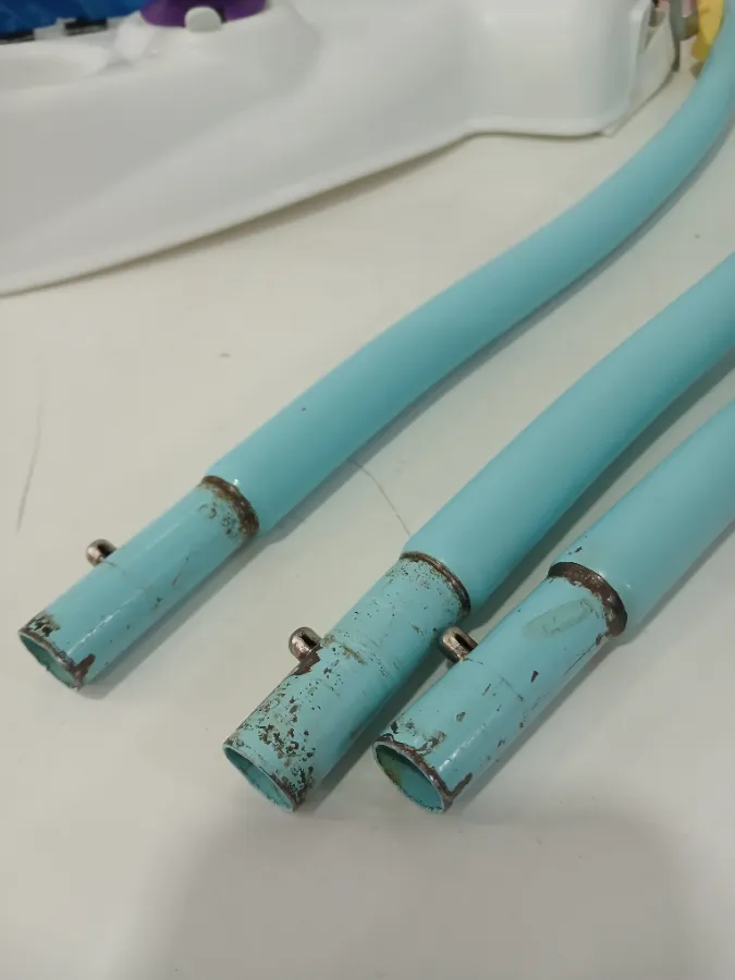 1 x Brinquedo de encaixe cachorrinho está desgastado a pintura amarelado.