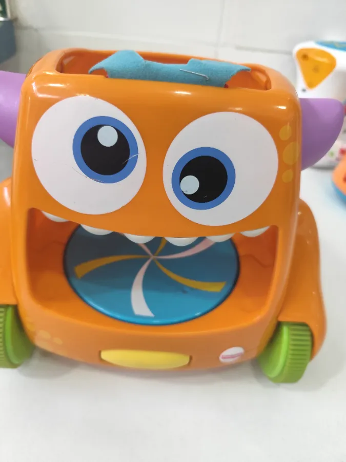 Monstrinho com pequenas marcas de arranhadura