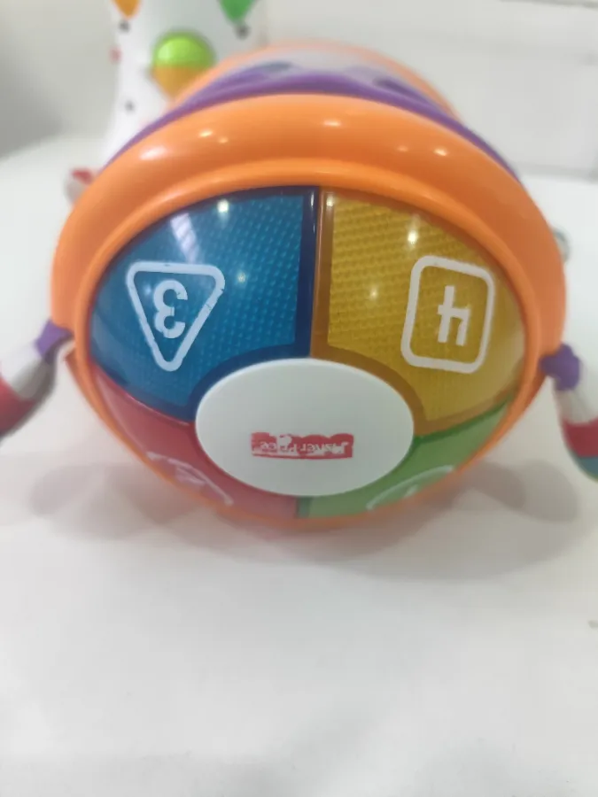 Monstrinho de óculos com pequenas marcas de arranhadura