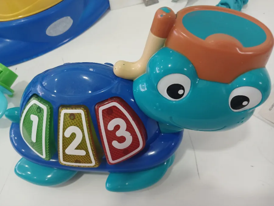 Aparelho eletrônico com desgastes nas pinturas