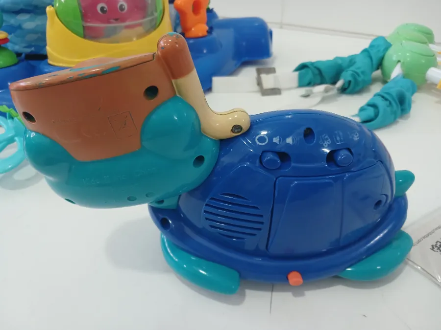 Aparelho eletrônico com desgastes nas pinturas