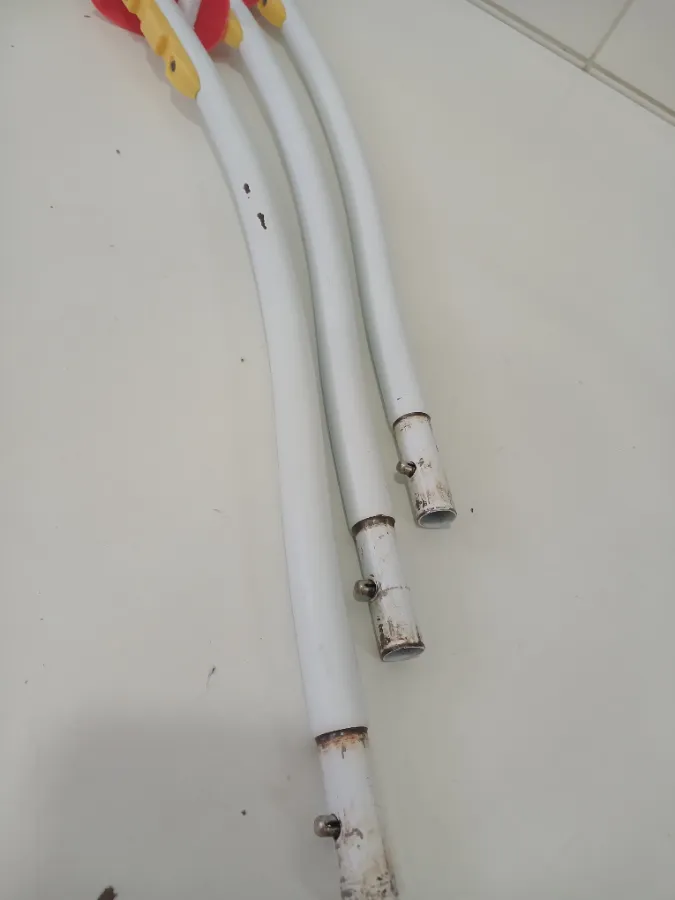 Ferros com marcas de uso na paret do encaixe (não tem contato com o bebê)