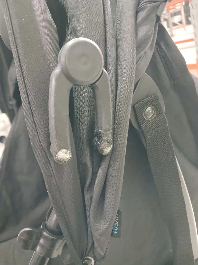 Detalhe na peça lateral da capota