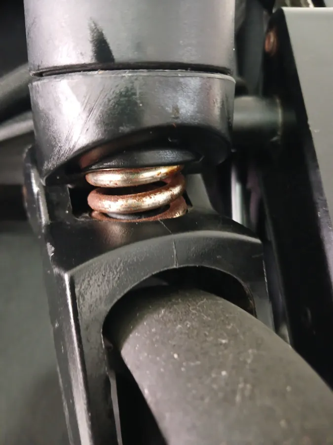 Com pequenas marcas de uso nas rodas Com pequenas marcas de uso nas rodas