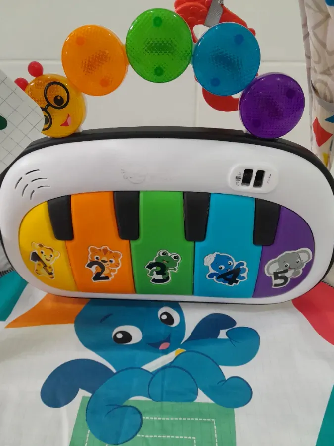 Piano com marca de uso