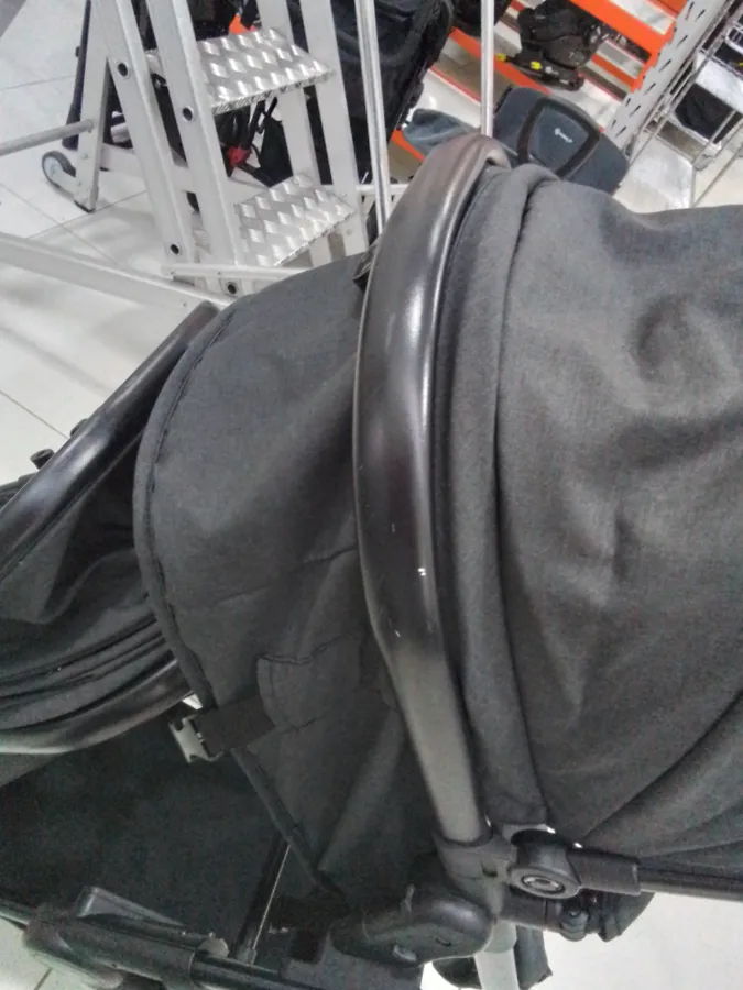 Estrutura metálica do bebê Conforto com marcas de uso Estrutura metálica do bebê Conforto com marcas de uso