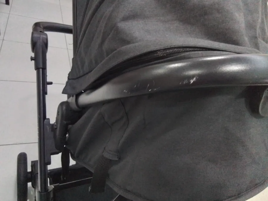 Estrutura metálica do bebê Conforto com marcas de uso Estrutura metálica do bebê Conforto com marcas de uso