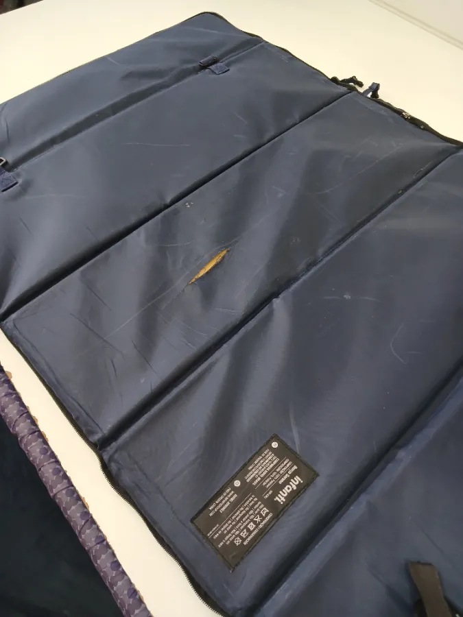 Base do colchão com um pequeno rasgo na parte de baixo