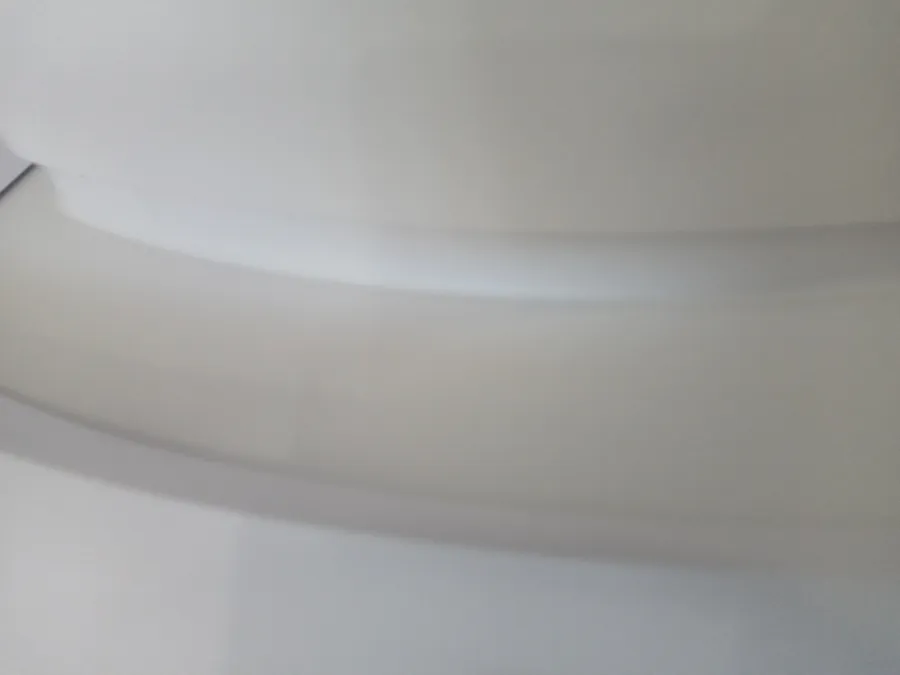 Base branca com pequenas marcas de uso Base branca com pequenas marcas de uso