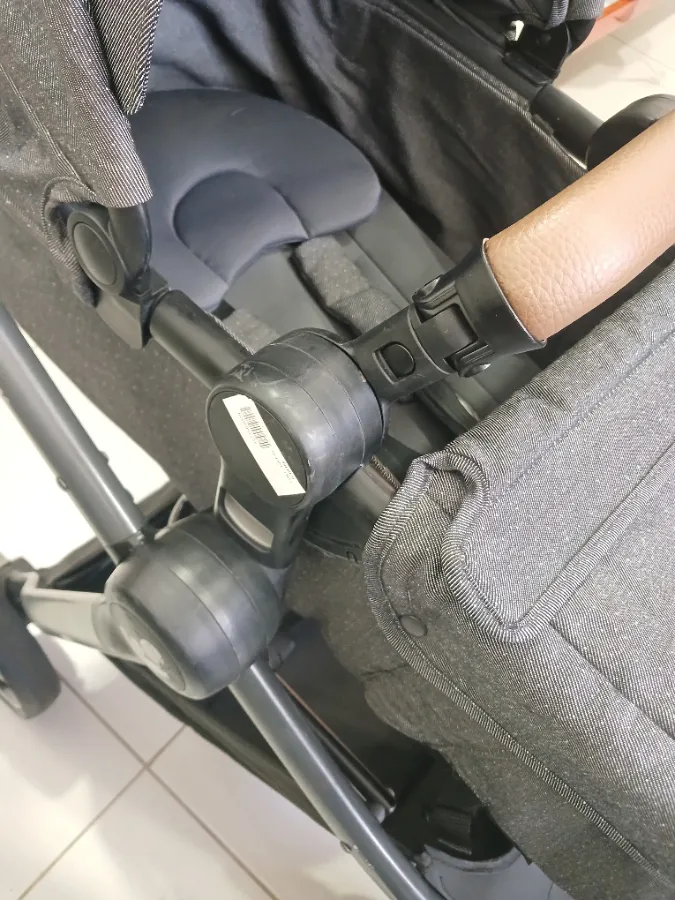 Esta com arranhões na estrutura . Esta com arranhões na estrutura .