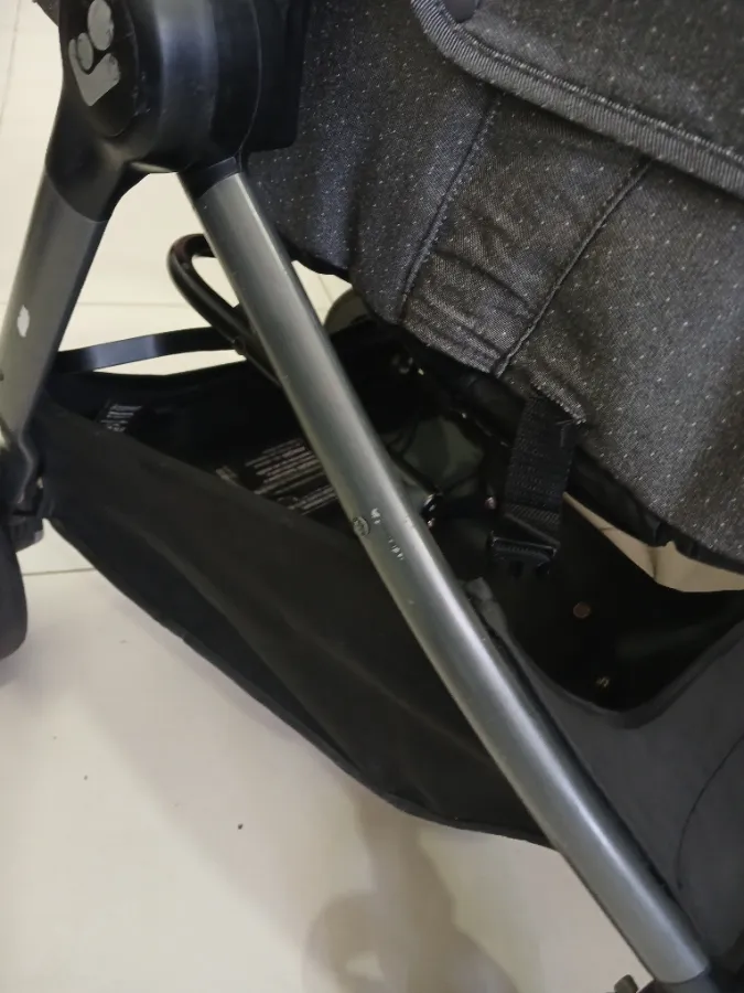 O ferro arranhado descascado . O ferro arranhado descascado .