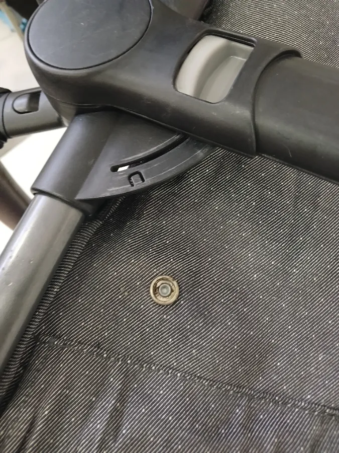 Botão levemente enferrujado . Botão levemente enferrujado .