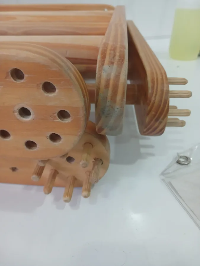 Madeira com marcas de uso . Madeira com marcas de uso .