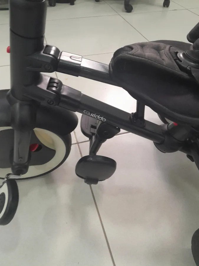 Base metálica com marcas de arranhadura