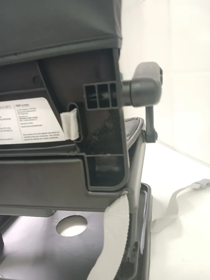 A peça das costas quebrou , e foi consertada.