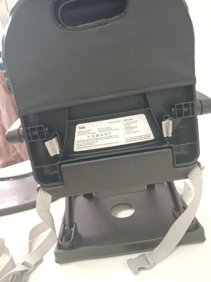 A peça das costas quebrou , e foi consertada.