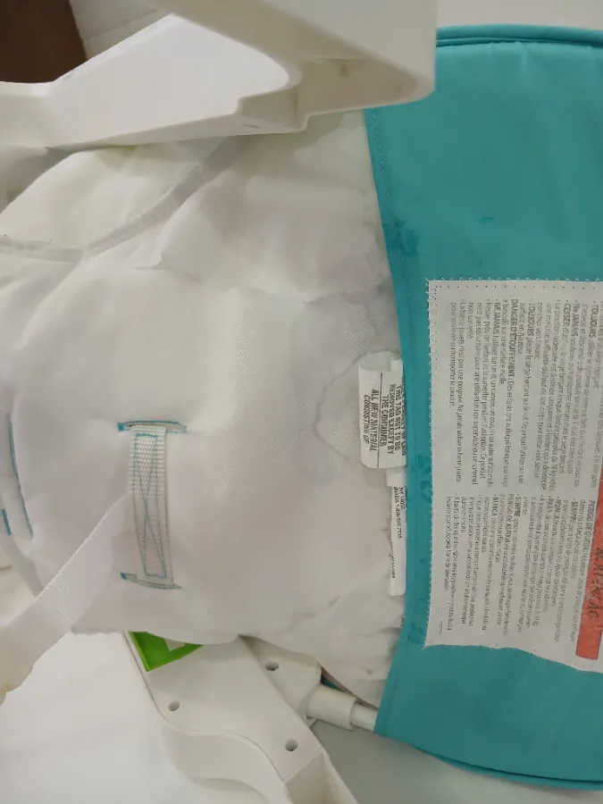 Tecido rasgado  na parte de baixo.