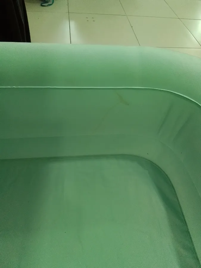 Com pequenas manchas amareladas